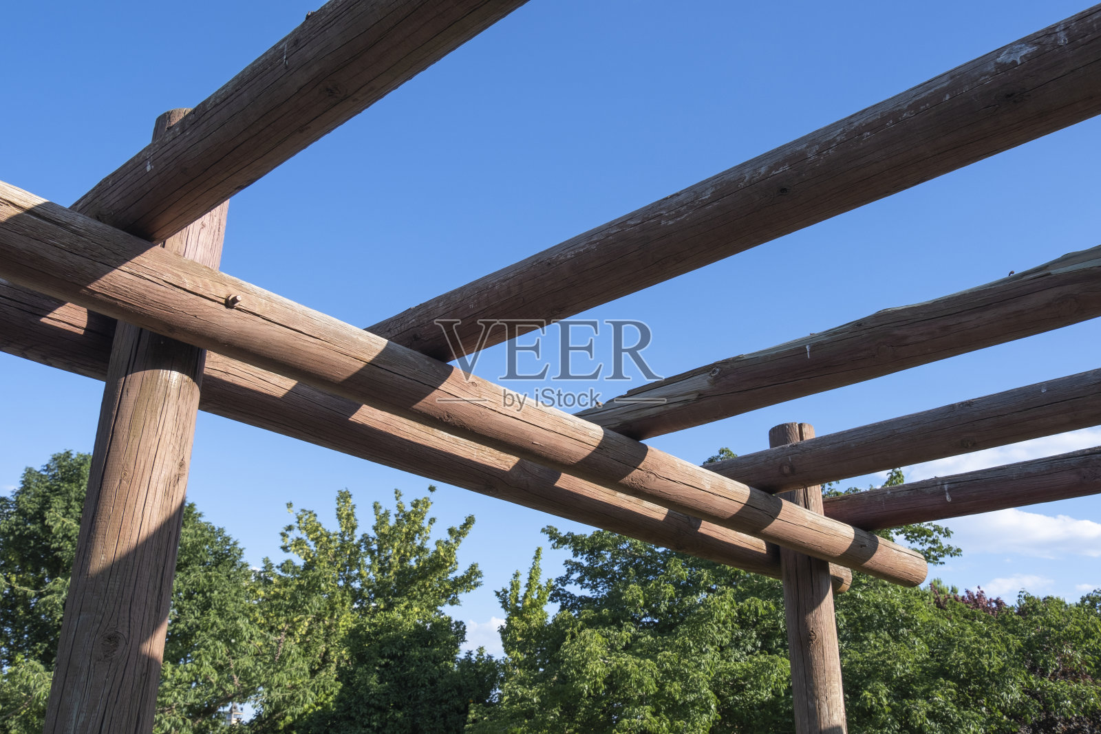 城市公园里的藤架采用天然木材材料制成照片摄影图片