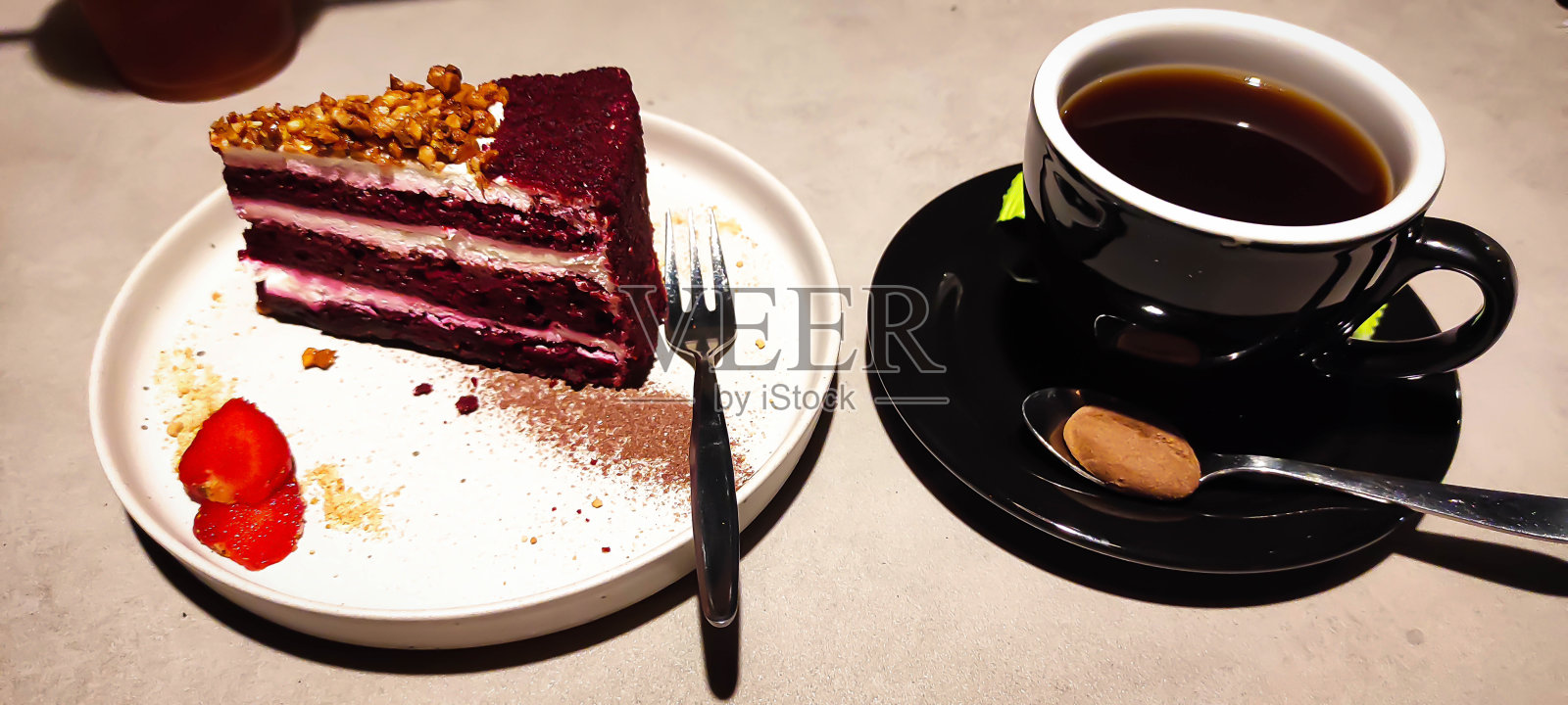 一块黑森林蛋糕和罗布斯塔咖啡照片摄影图片
