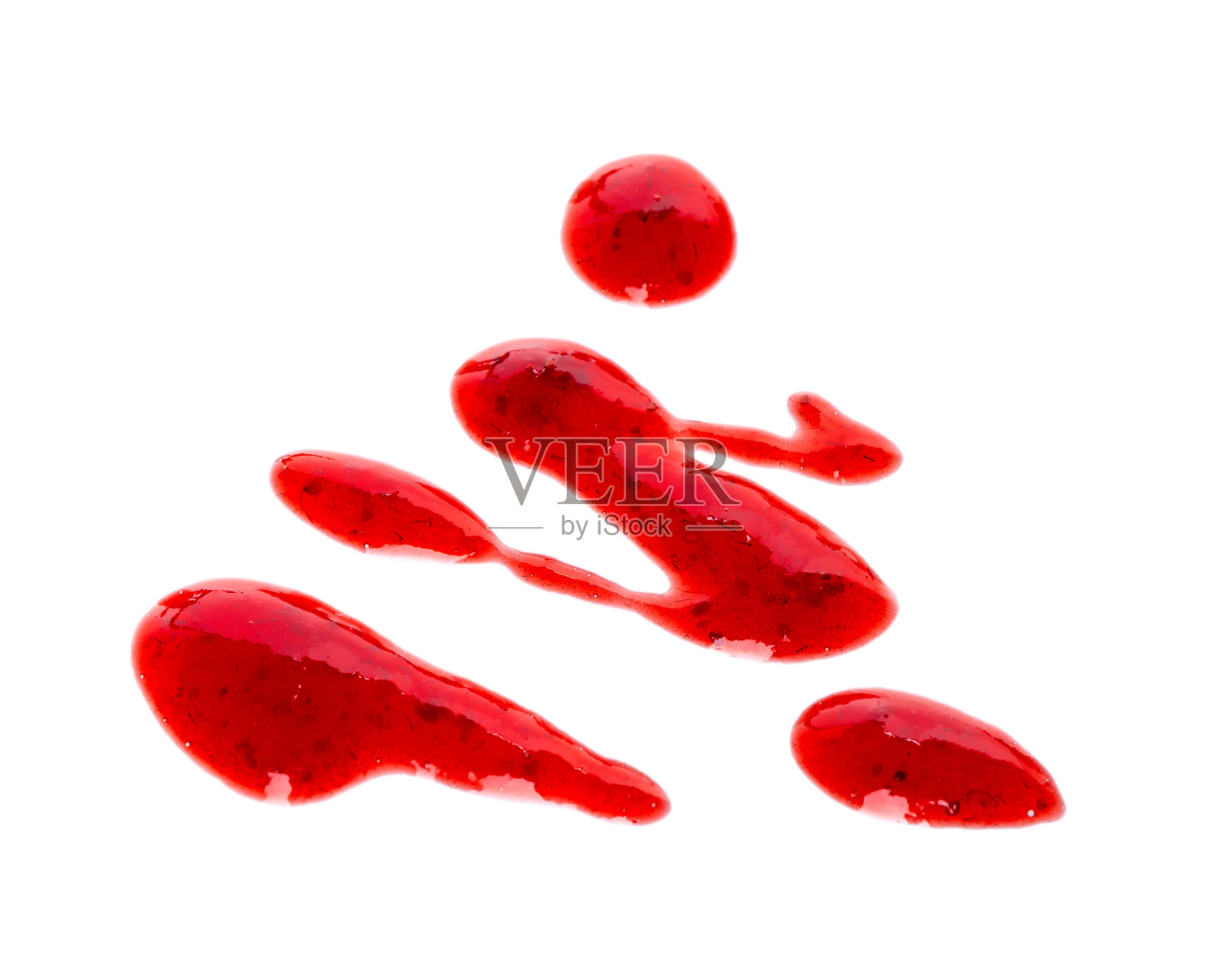 草莓酱细雨孤立在白色背景。洒上浆果配置。照片摄影图片