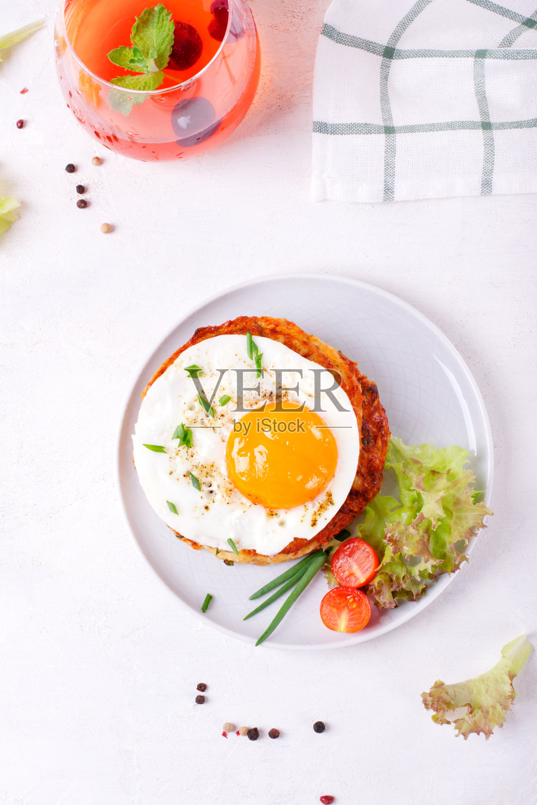 煎蛋放在一堆西葫芦油饼上照片摄影图片