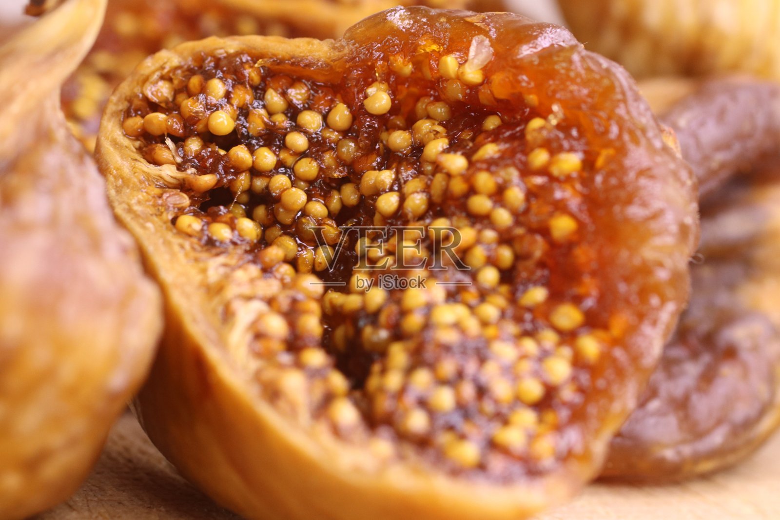 木制背景上晒干的无花果特写照片摄影图片