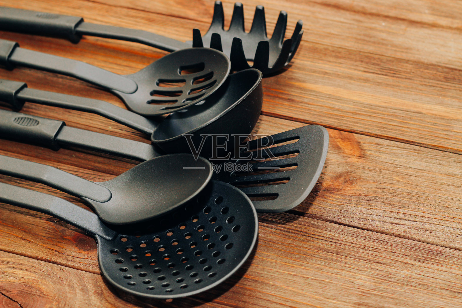 厨房工具塑料多锅放在木桌上照片摄影图片