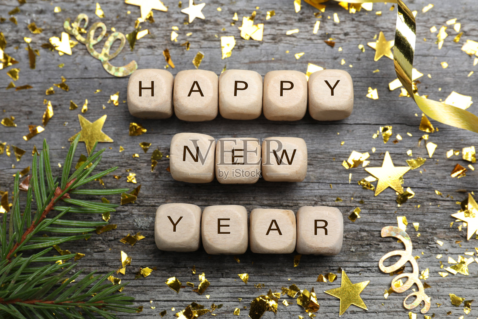 2022年新年快乐，由立方体和节日装饰，灰色木制背景，平铺照片摄影图片