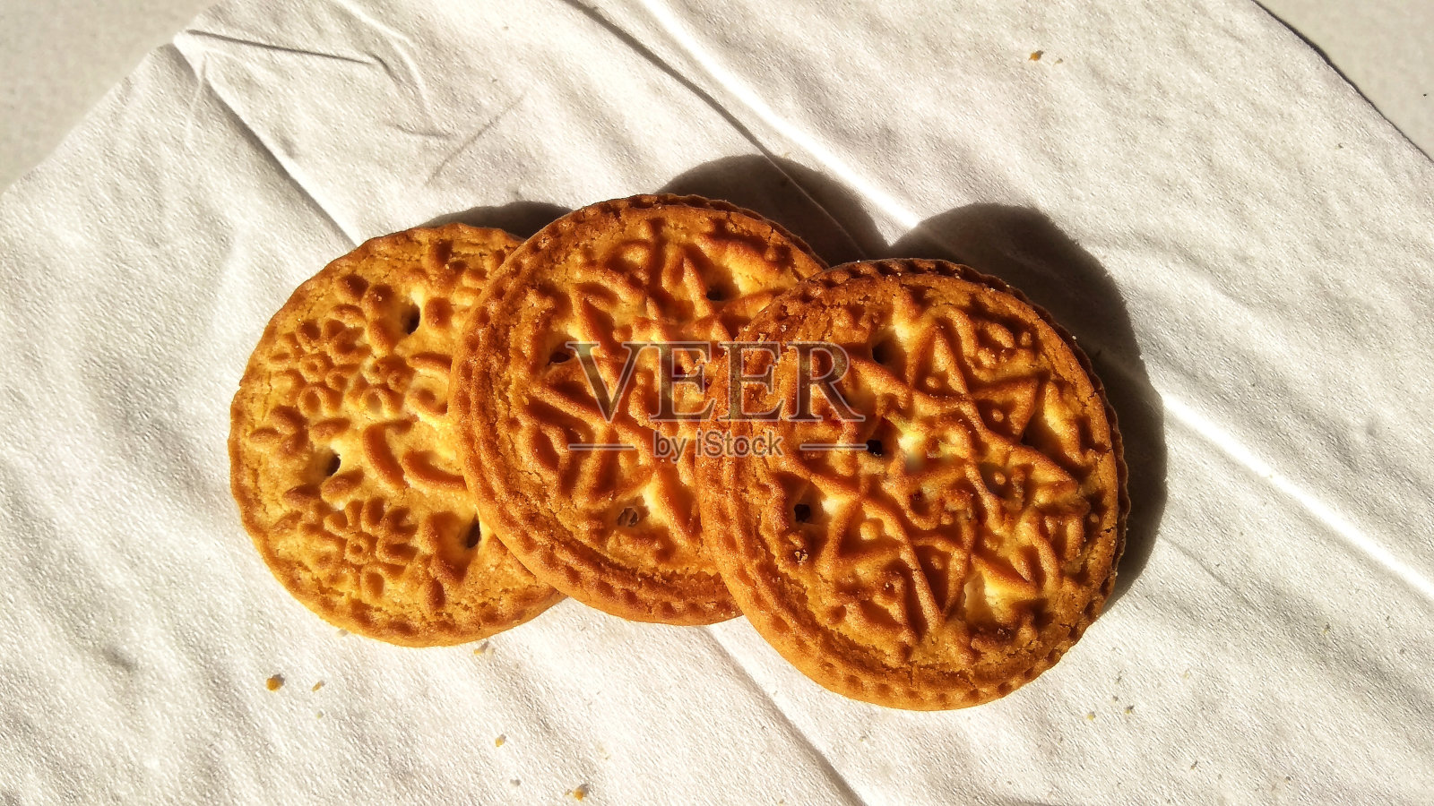 一张纸巾上有三叠饼干照片摄影图片