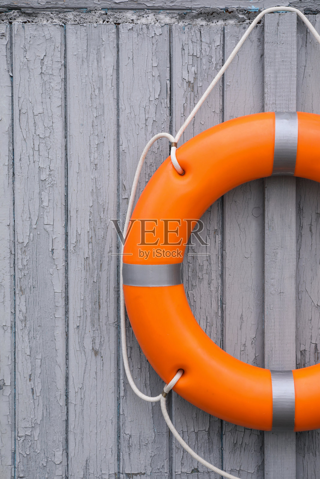 橙色救生圈挂在轻木墙上照片摄影图片