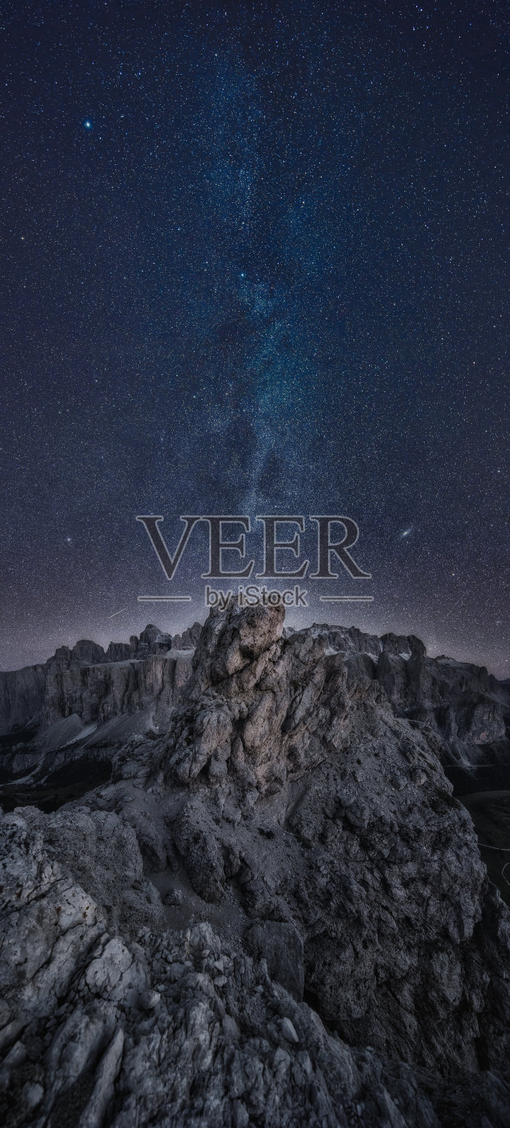 银河在群山中以笔直的全景呈现照片摄影图片