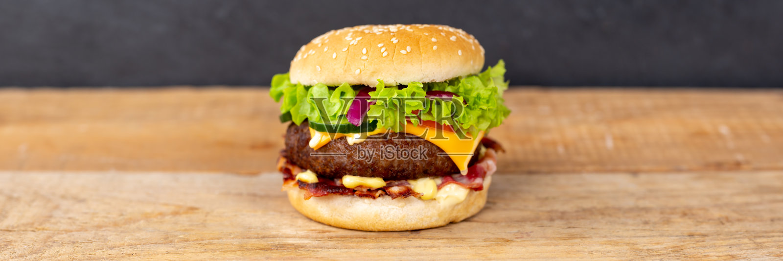 汉堡芝士汉堡快餐快餐在木板上的全景复制空间复制空间照片摄影图片