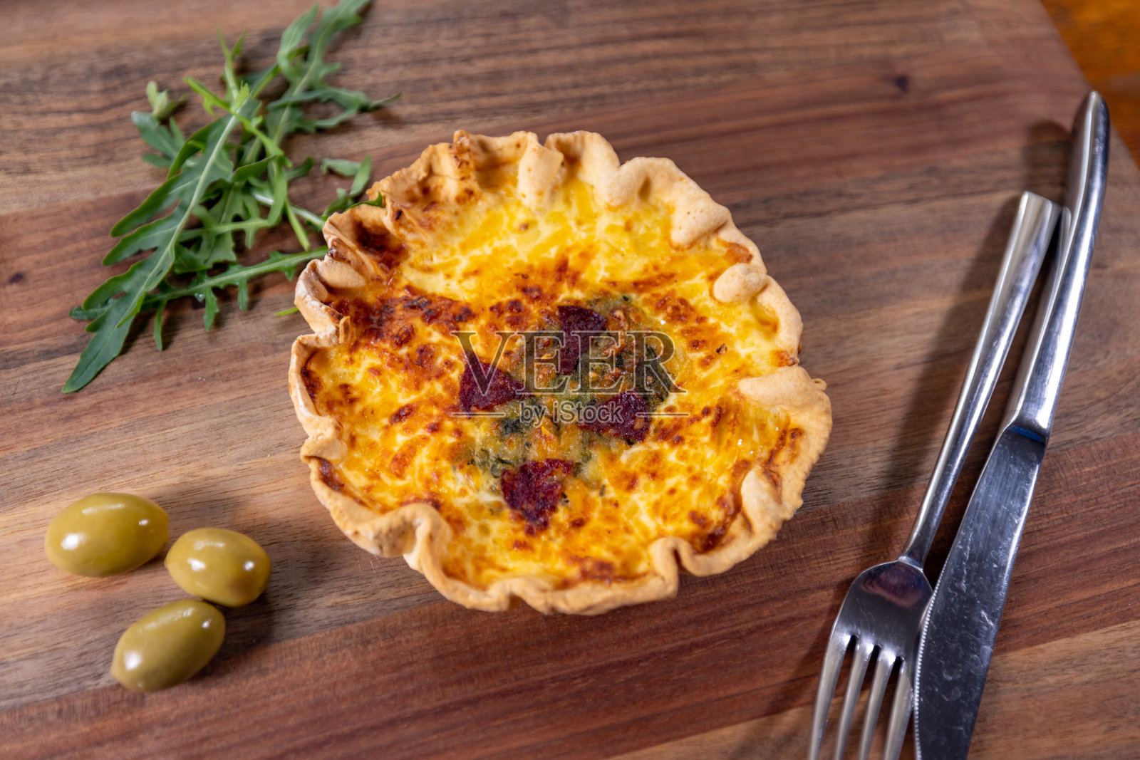 桌上有奶酪和腊肠的点心照片摄影图片