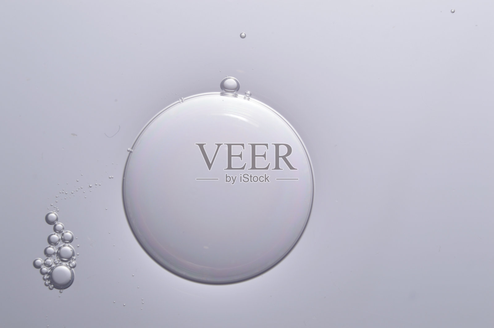 透明液体中的气泡特写。微。照片摄影图片