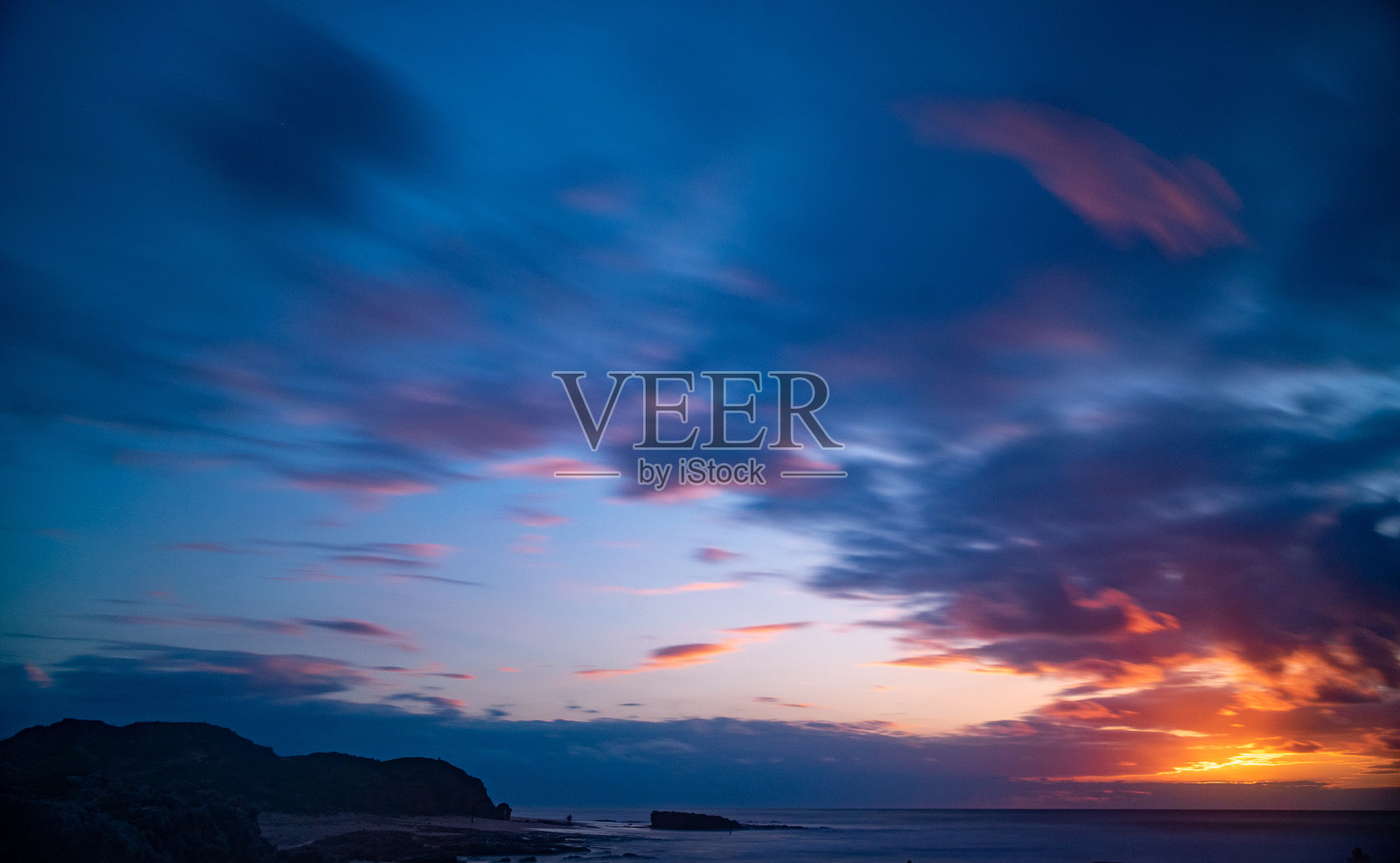 以色列帕尔马希姆海滩的浪漫日落照片摄影图片