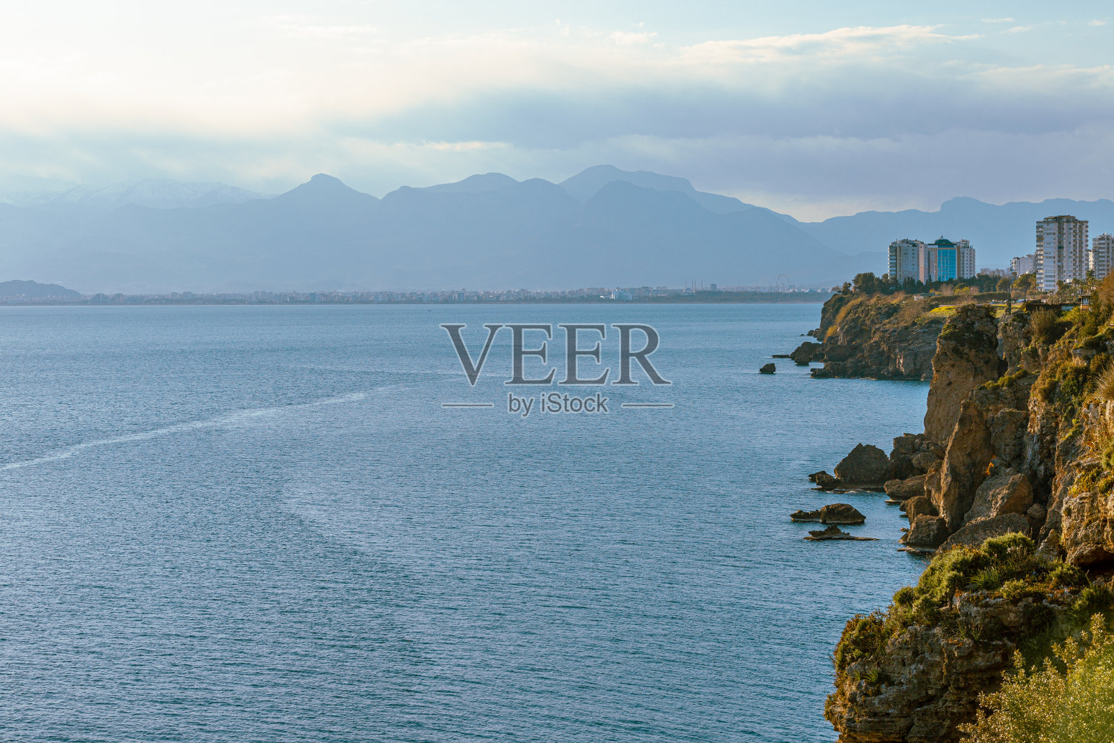 安塔利亚海景山景，安塔利亚海在土耳其照片摄影图片