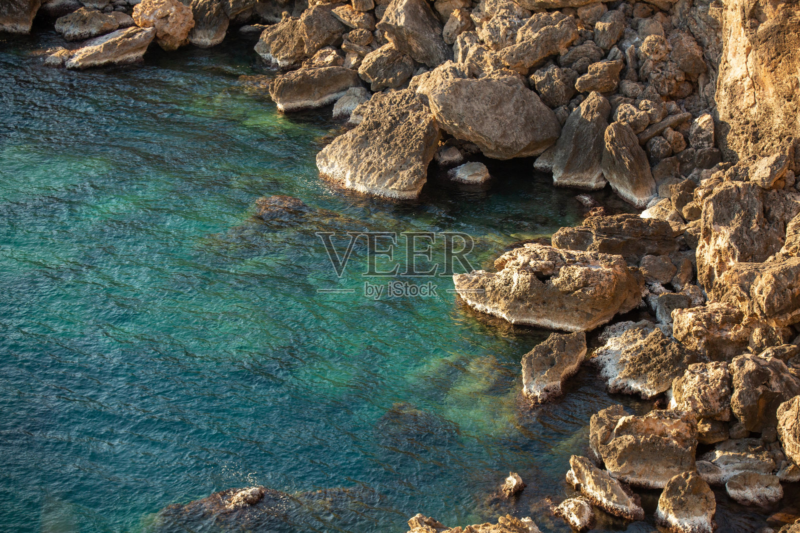 悬崖峭壁在土耳其安塔利亚的海边照片摄影图片