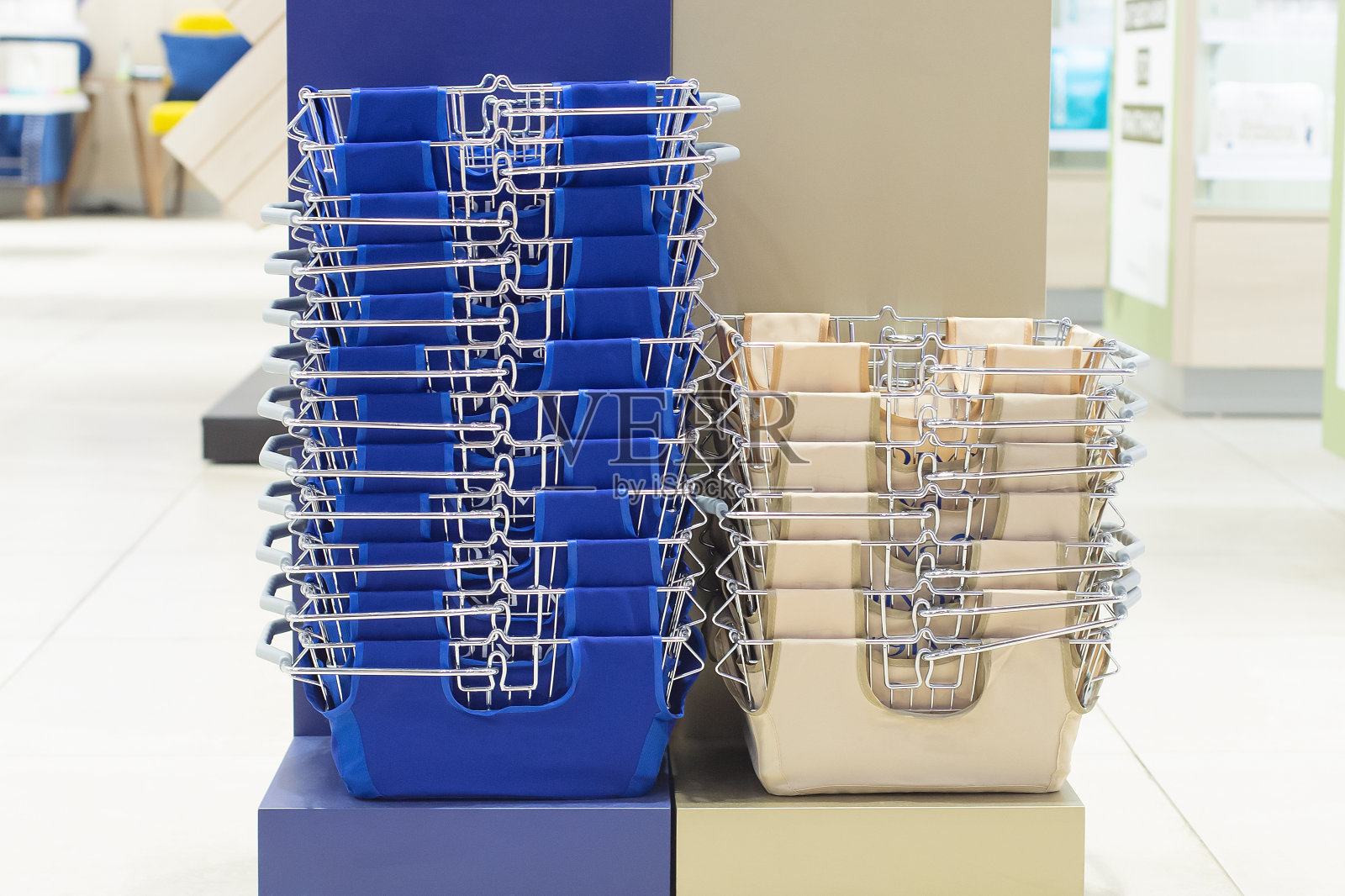 购物车在商店。零售贸易照片摄影图片