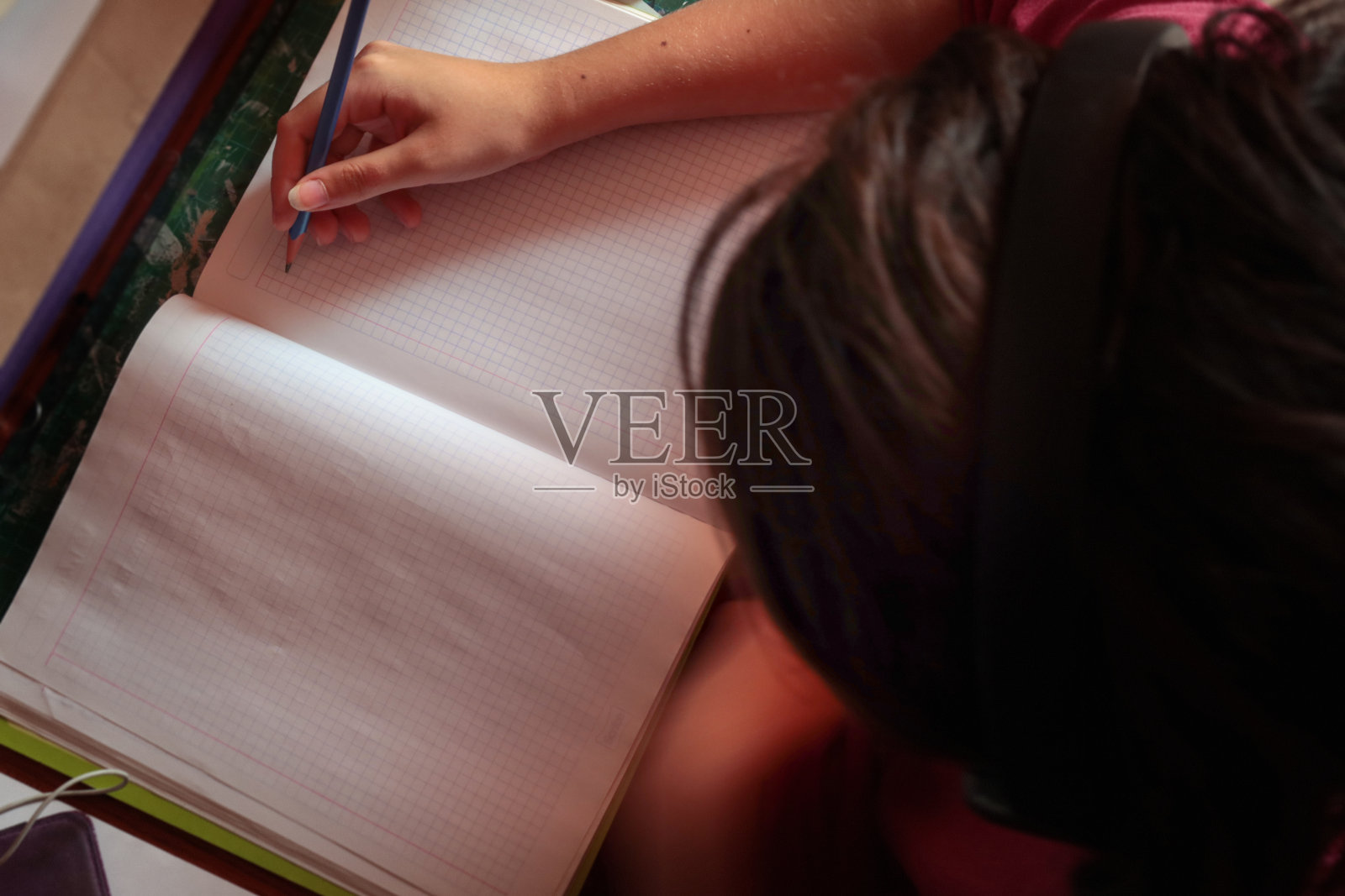 孩子做作业照片摄影图片