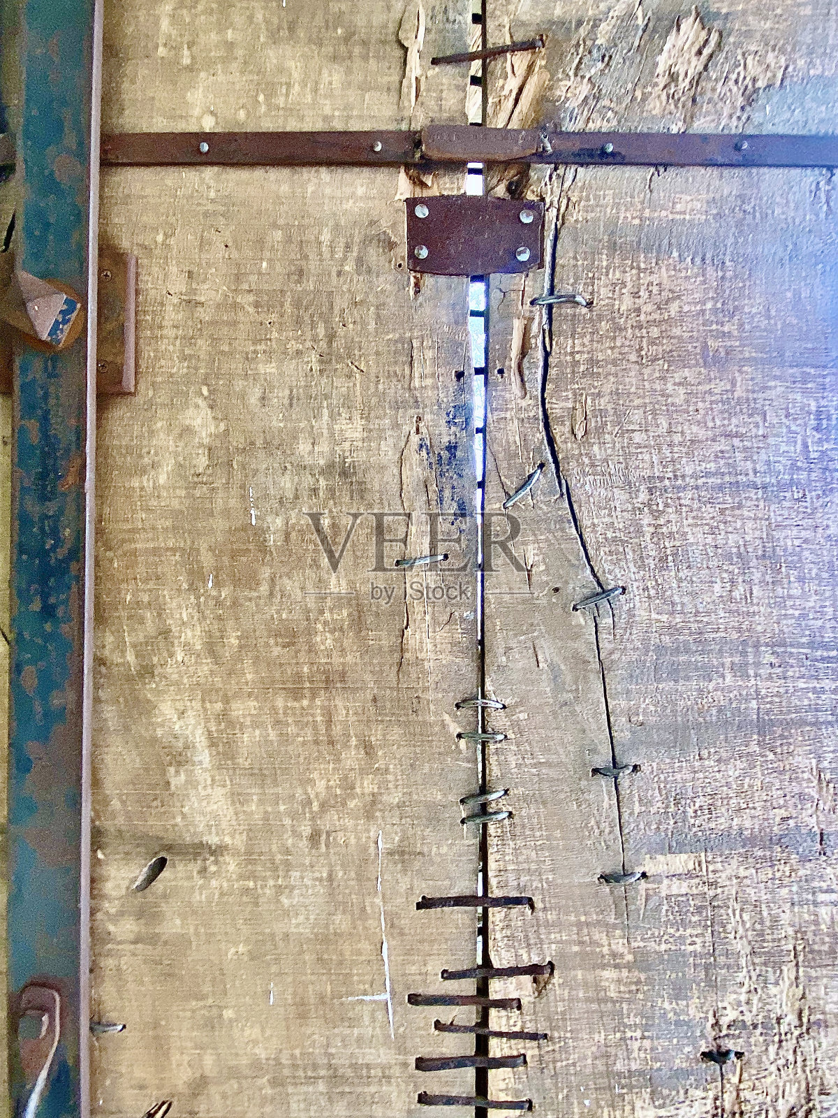 质朴的金属门框照片摄影图片