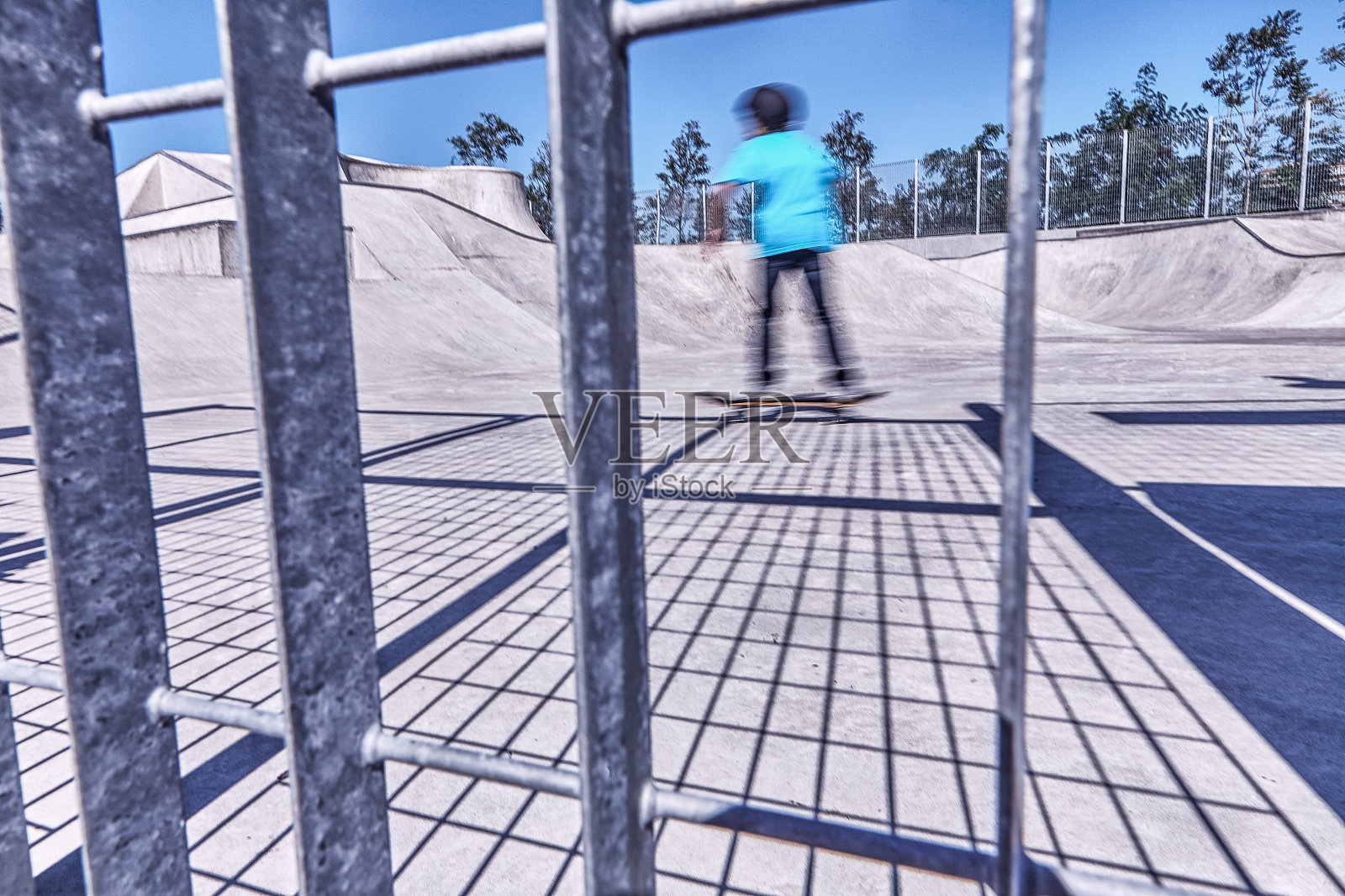 滑板公园里的溜冰者照片摄影图片