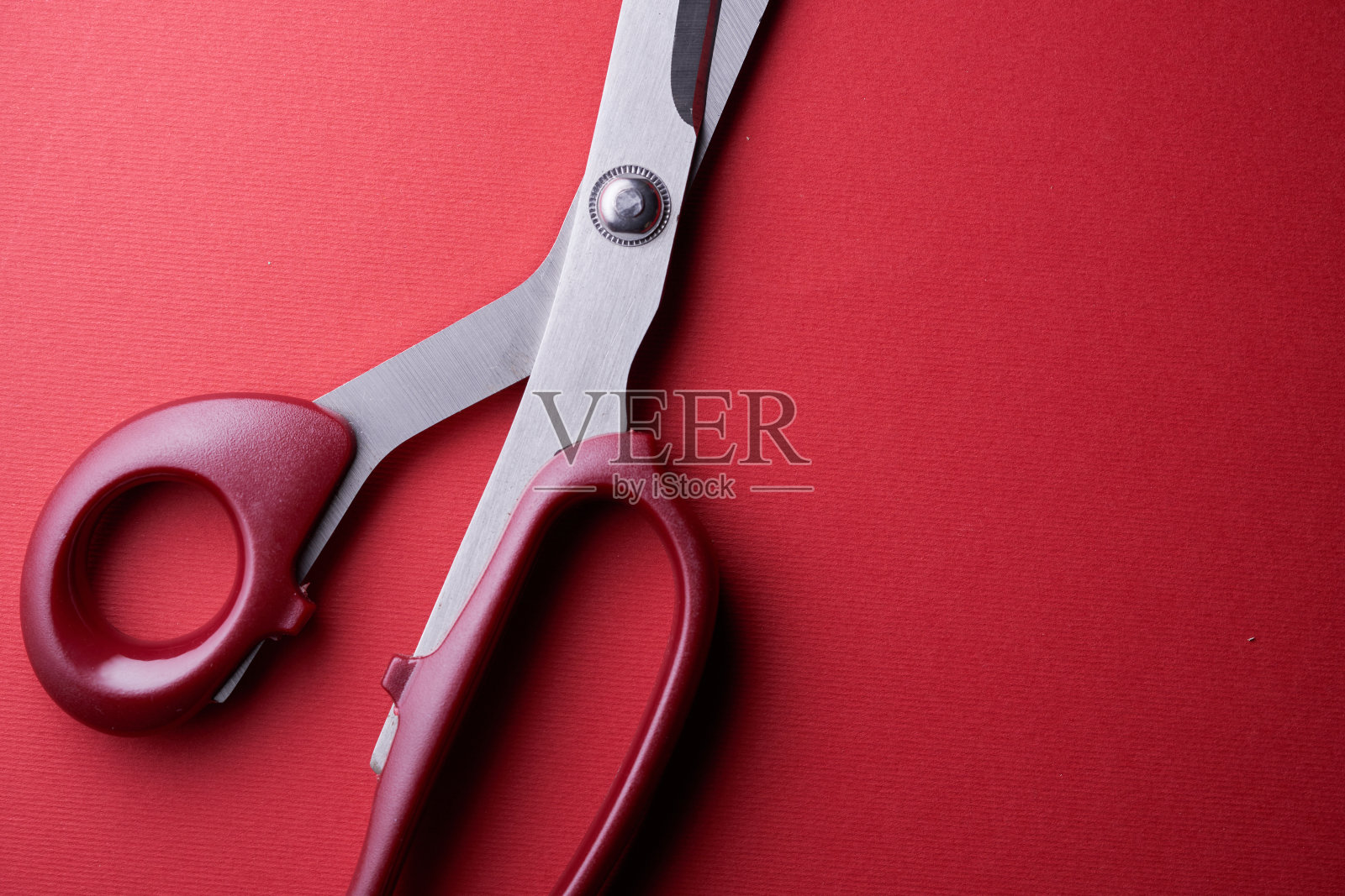 非常近的剪刀在红色背景照片摄影图片
