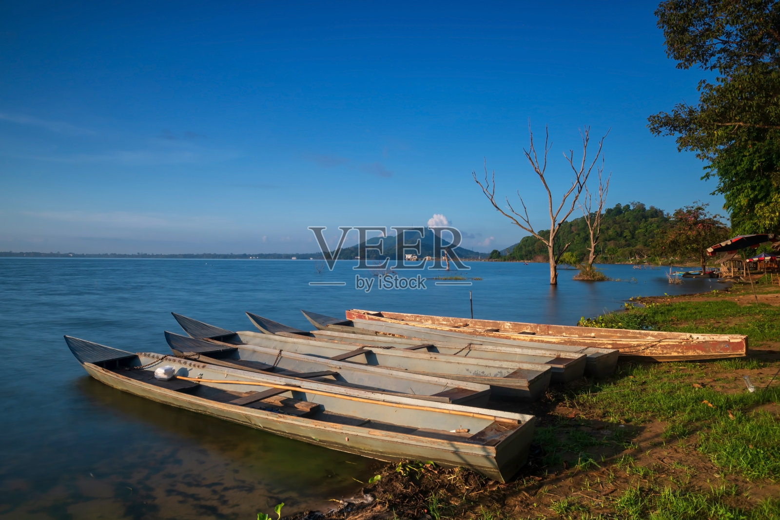春武里西拉察邦佛拉水库的木船照片摄影图片