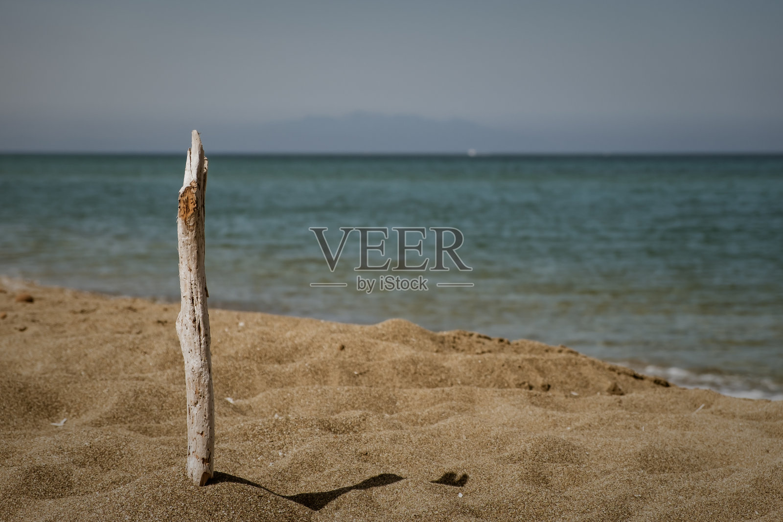 穿破木头照片摄影图片