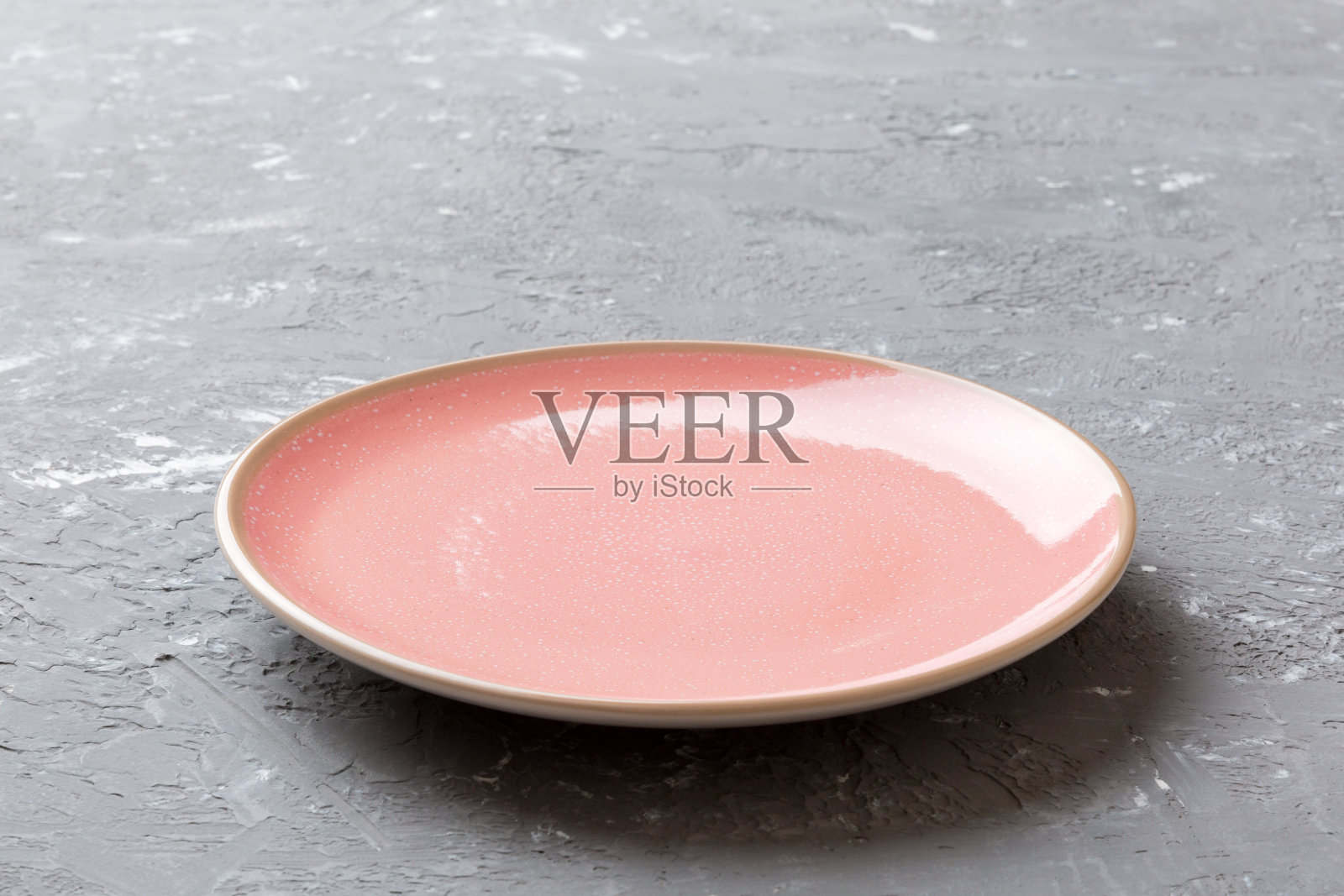 水泥背景上的粉色空板透视图。为你的设计留出空间照片摄影图片