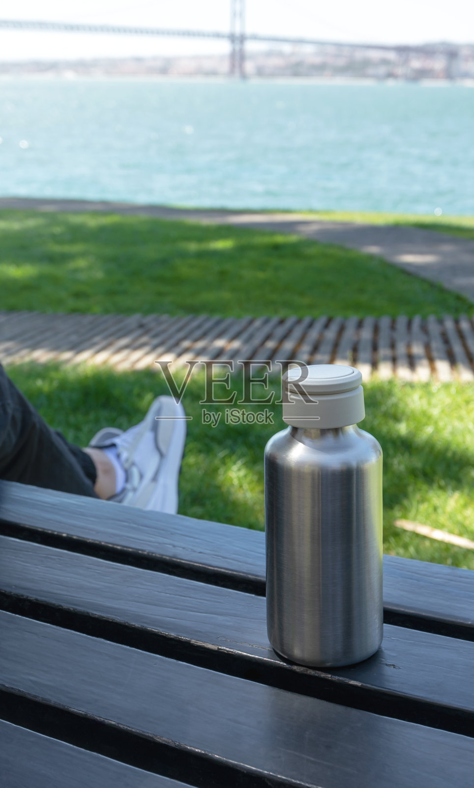 公园长椅上的生态水瓶照片摄影图片