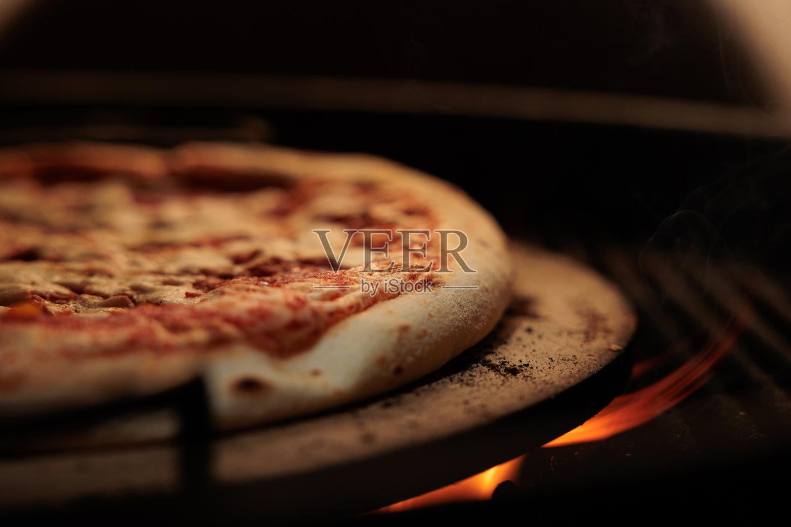 在烤架上烹饪玛格丽塔披萨，烹饪美食理念，美味又传统的意大利美食背景照片摄影图片