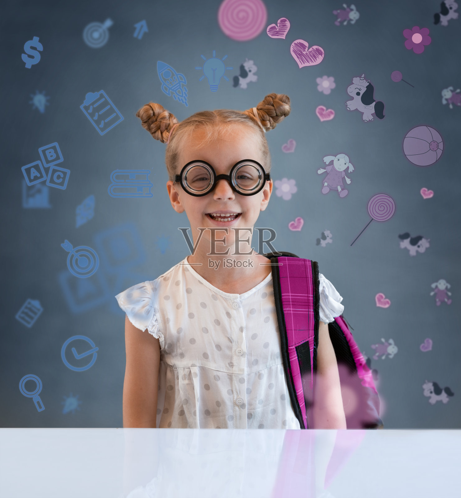 小微笑有趣的书呆子女孩照片摄影图片