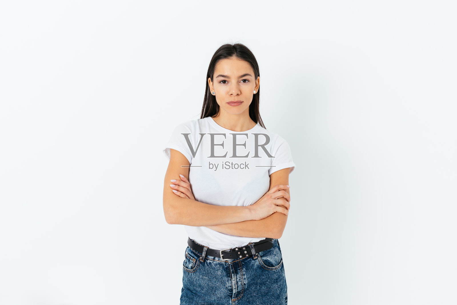 冷静自信的年轻美丽的黑发女子肖像照片摄影图片