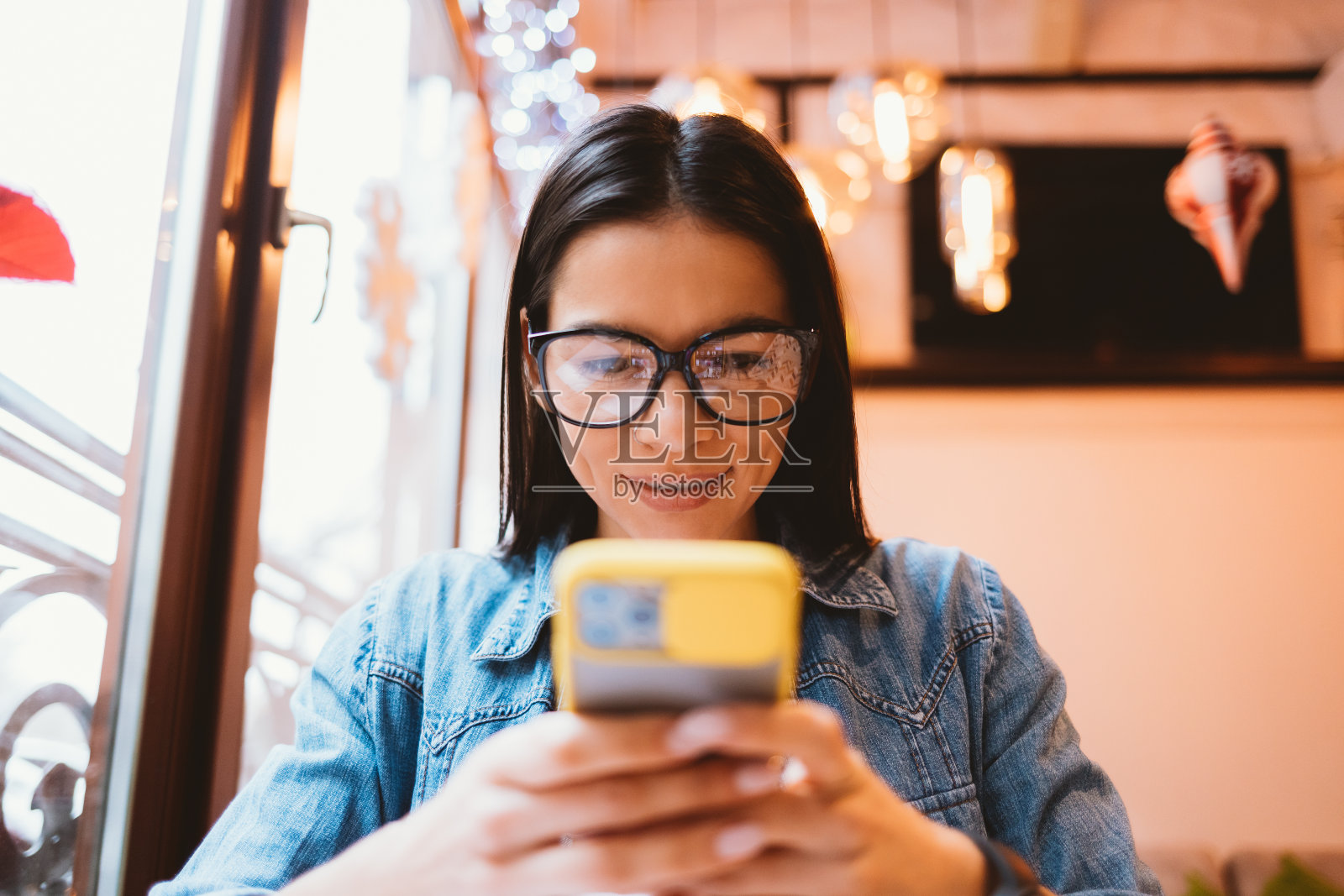 一个戴眼镜的女学生的肖像照片摄影图片