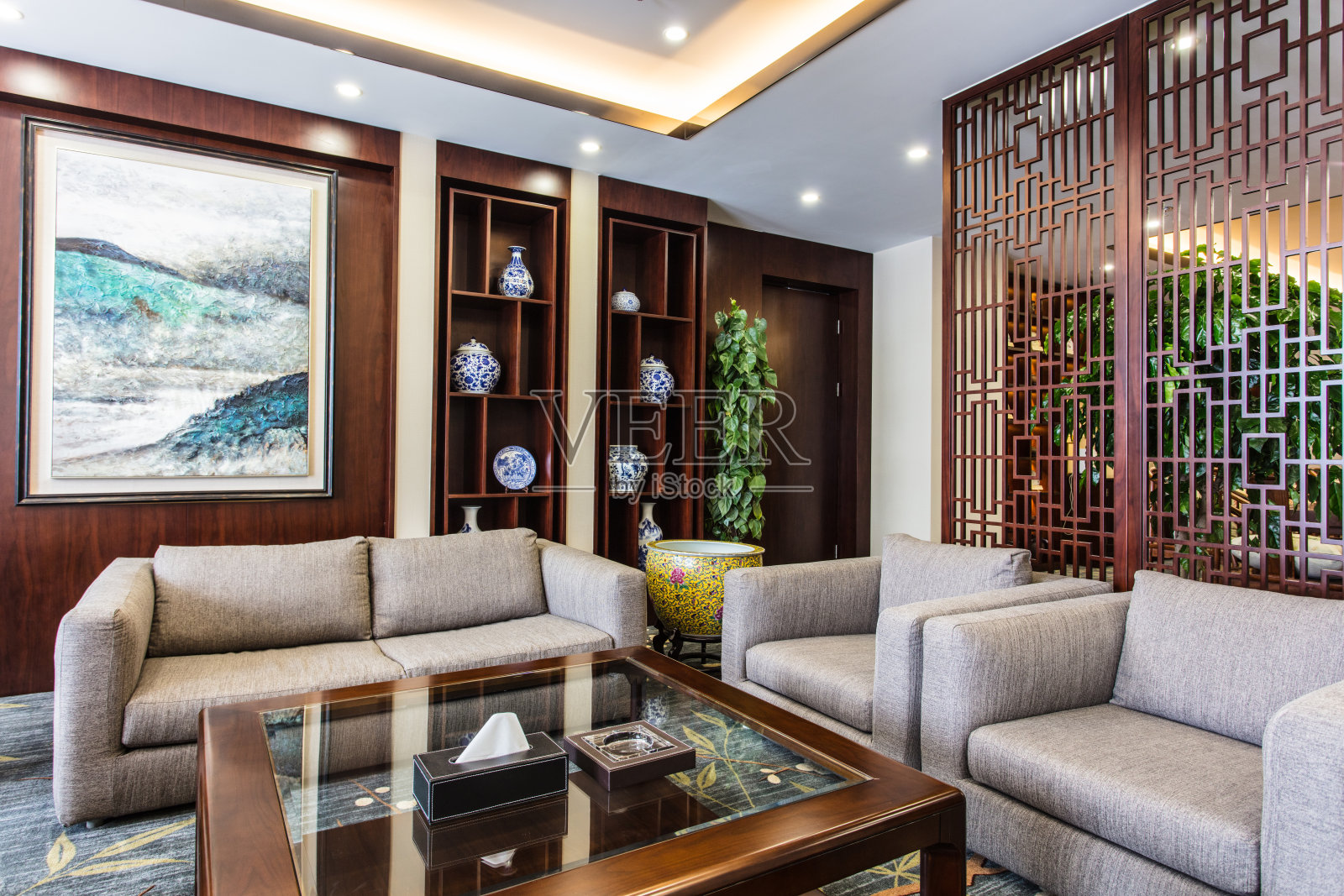 汉字客厅装修，木制屏风和沙发照片摄影图片