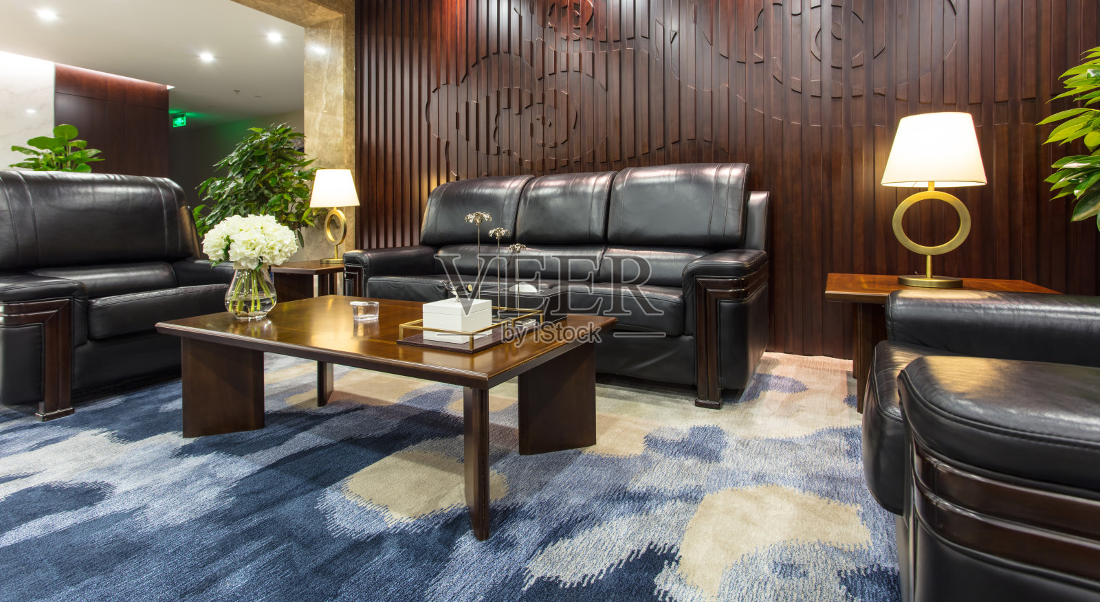 豪华公司内部的等候区，配有舒适的真皮沙发照片摄影图片