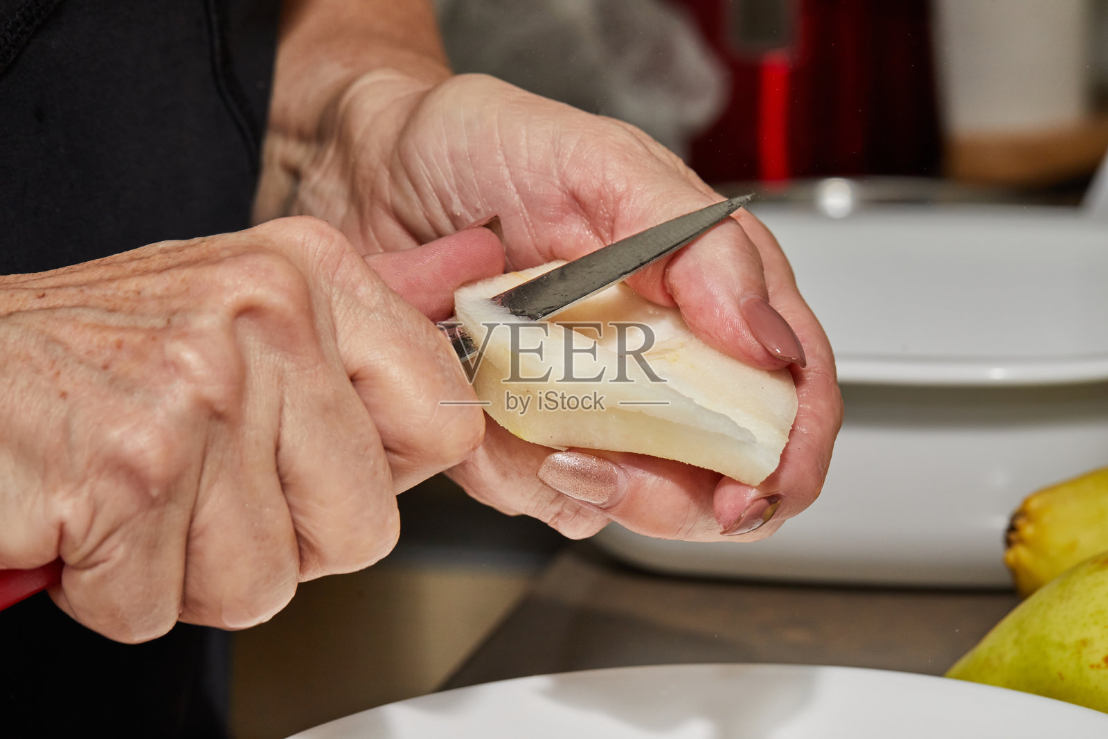 厨师将梨切片，制作巧克力梨子坚果蛋糕，分步食谱照片摄影图片