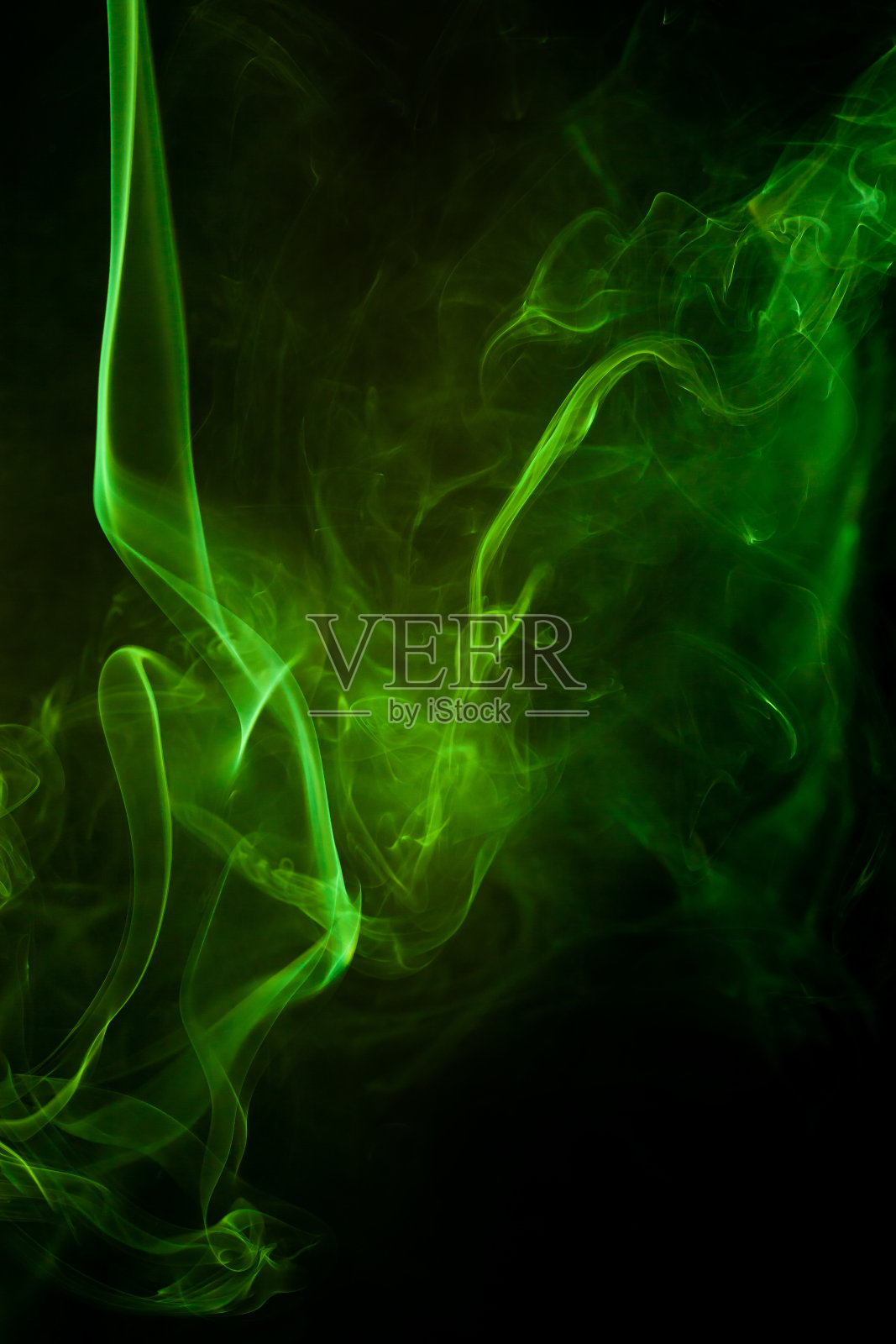黑色背景上的绿色烟雾运动。照片摄影图片