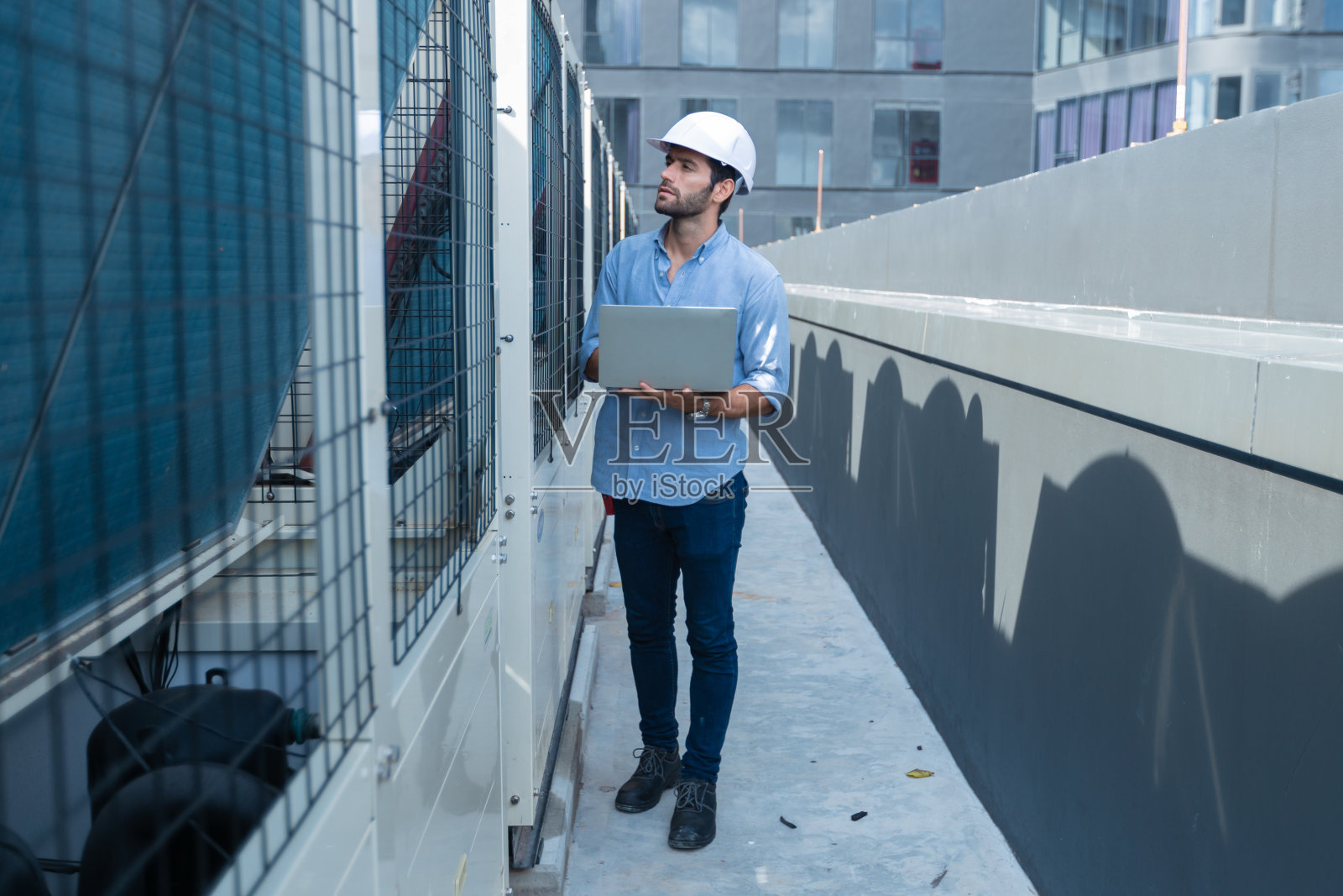 工业冷水风机盘管空调器是大型工业建筑水冷却塔空冷器暖通空调系统中控制空气系统的一种照片摄影图片