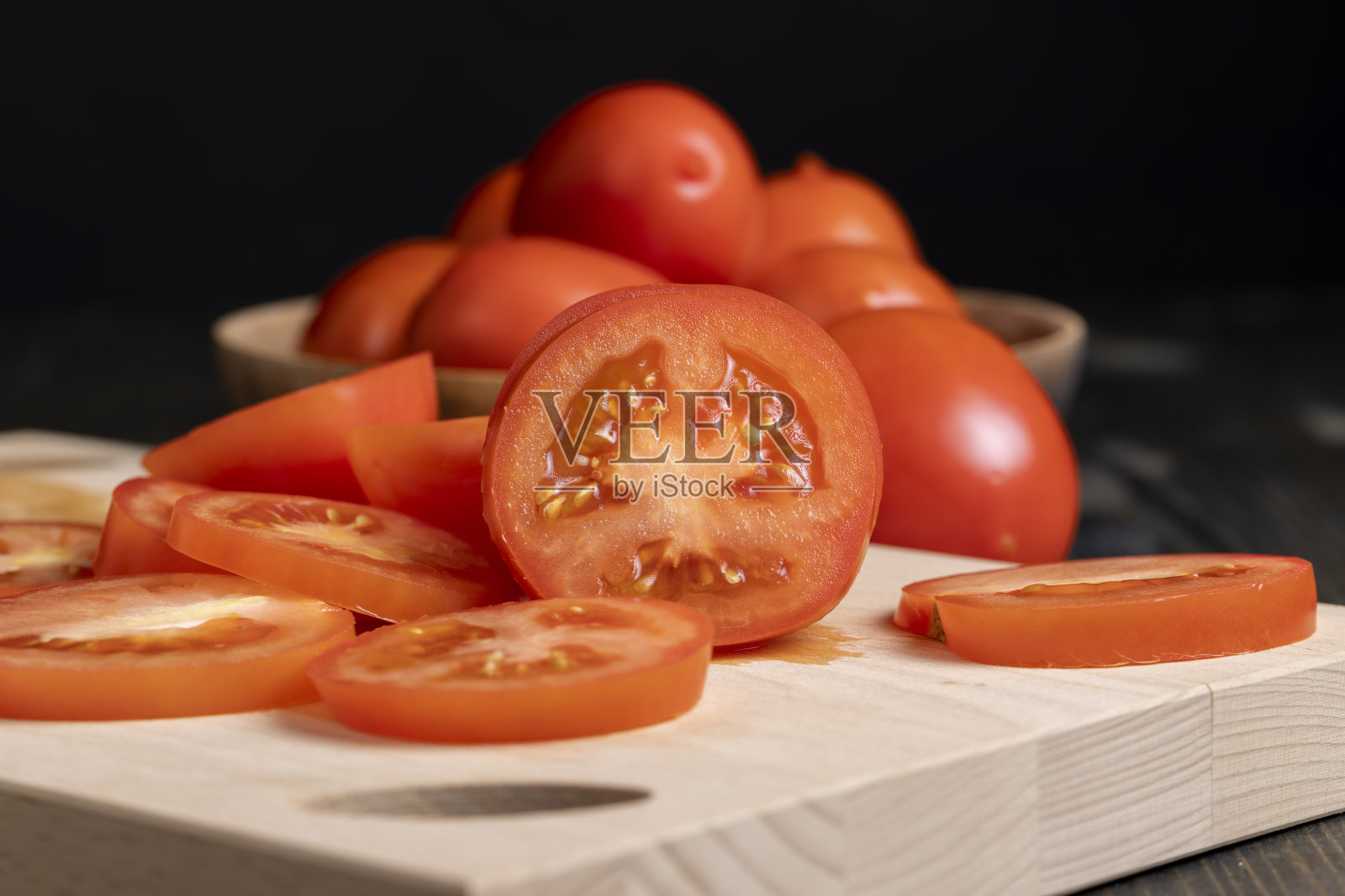 美味新鲜的西红柿切成块放在桌上照片摄影图片