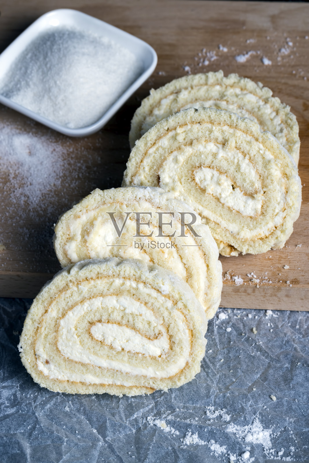 一卷软饼和甜凝乳馅料照片摄影图片