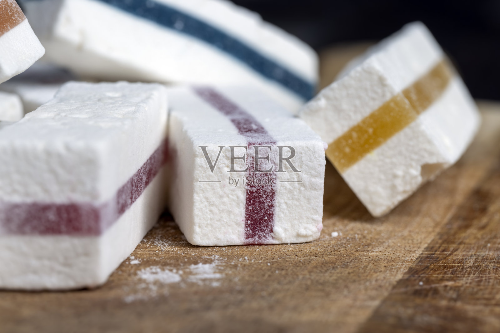 带彩色条纹的甜牛奶果酱照片摄影图片