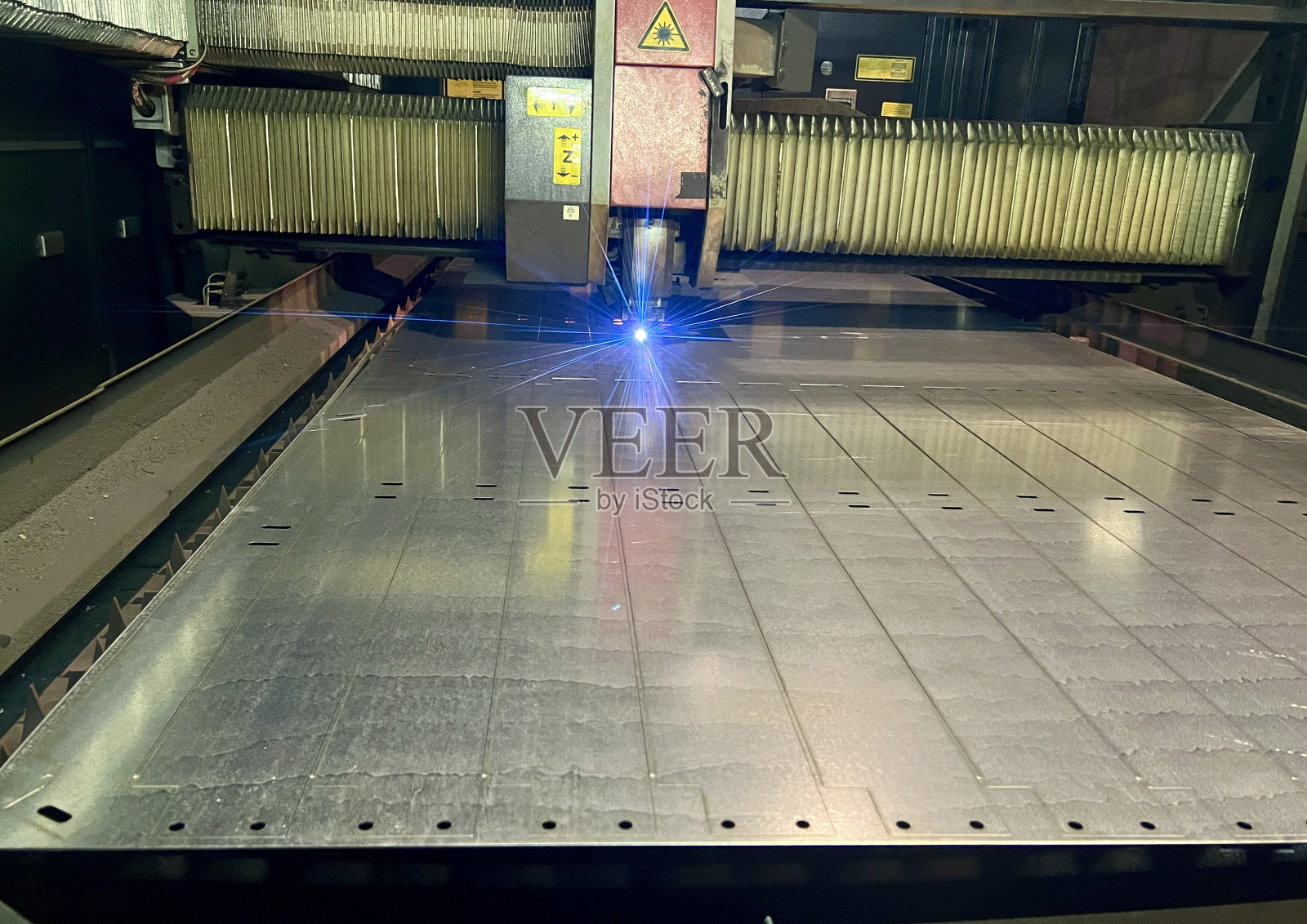 数控激光等离子切割金属，现代工业技术。照片摄影图片