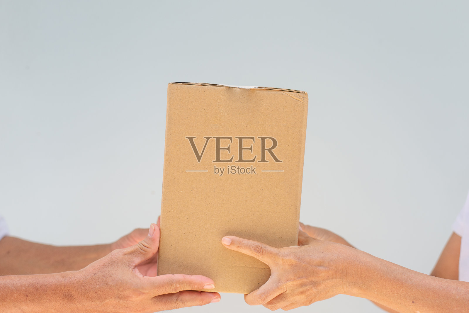 快递员送包裹给客户，接收包裹照片摄影图片