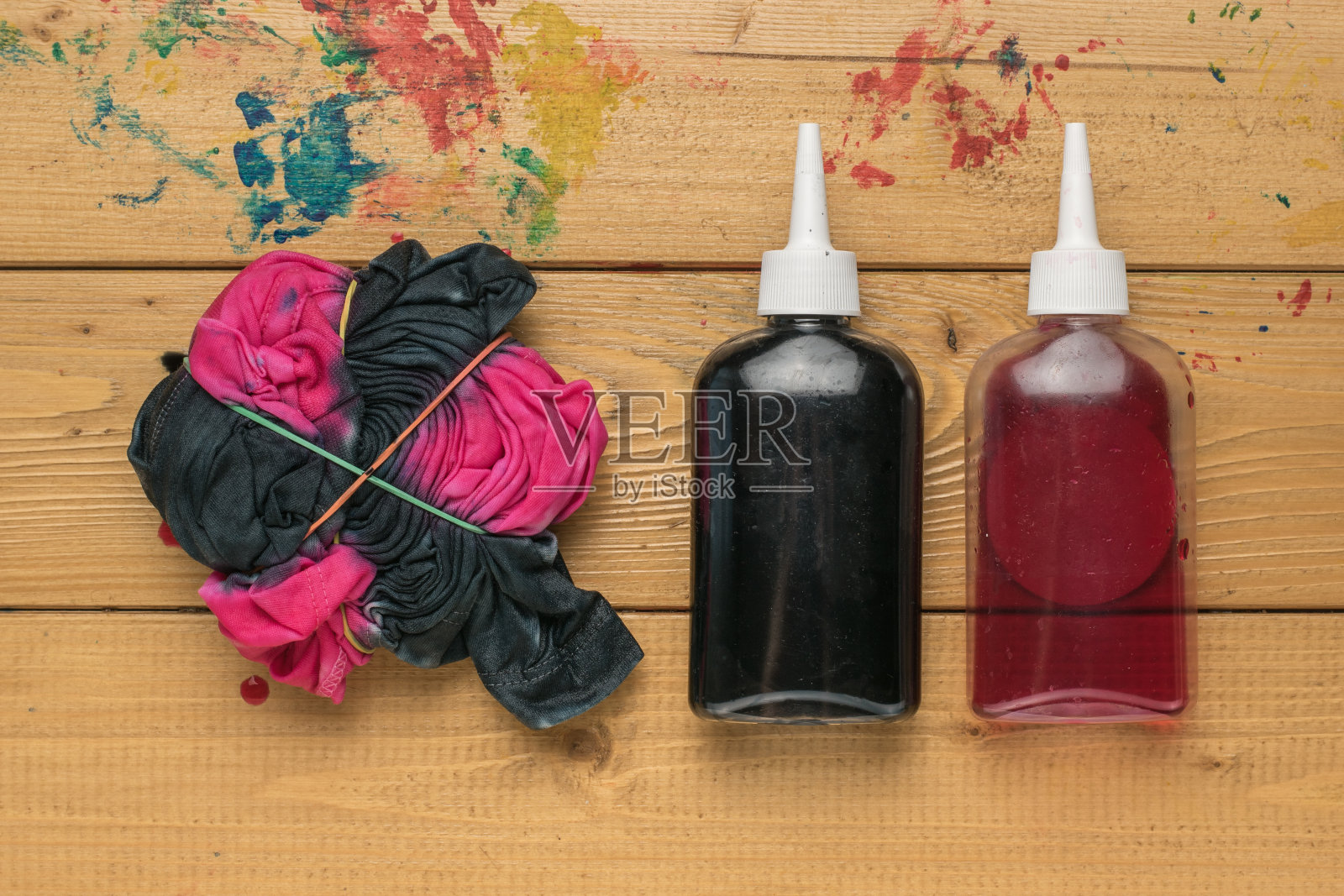 黑色、红色卷染扎染式t恤。平的。照片摄影图片