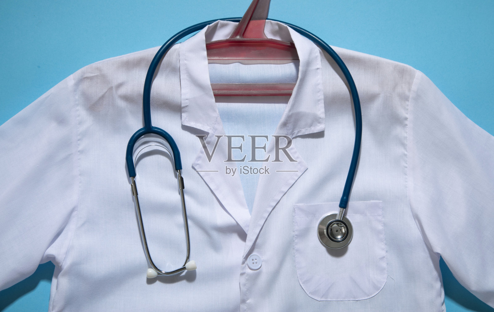 医生制服和听诊器。照片摄影图片