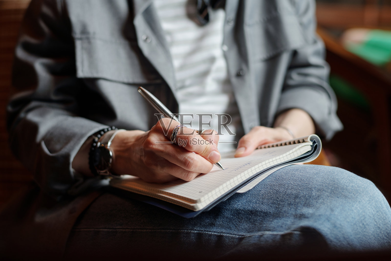 女性经济学家的手写下计划或工作的商业项目照片摄影图片