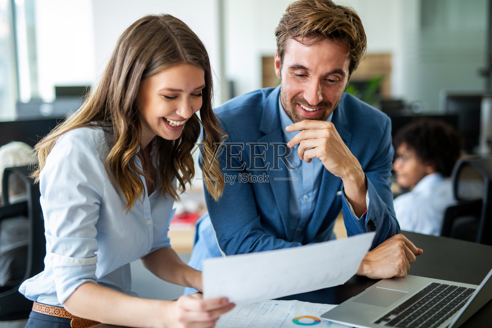 有创意的商务人士在办公室从事商务项目照片摄影图片