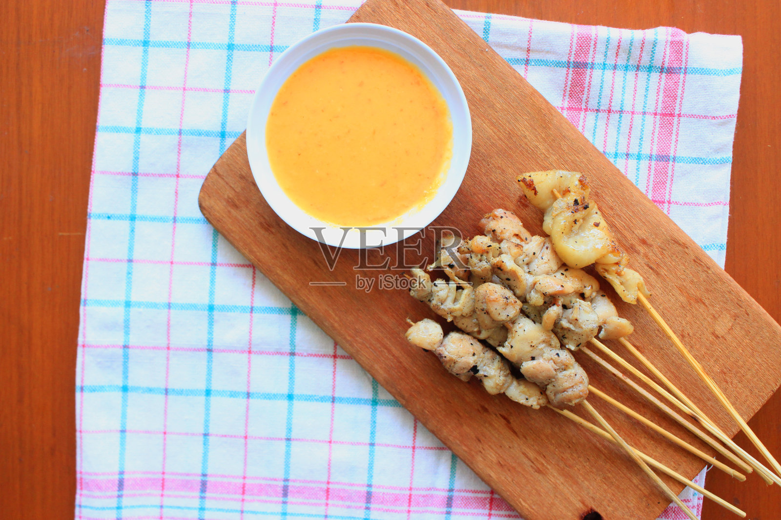 以鸡肉为原料，配以酱汁、番茄酱和青柠。比如烤鸡肉串照片摄影图片