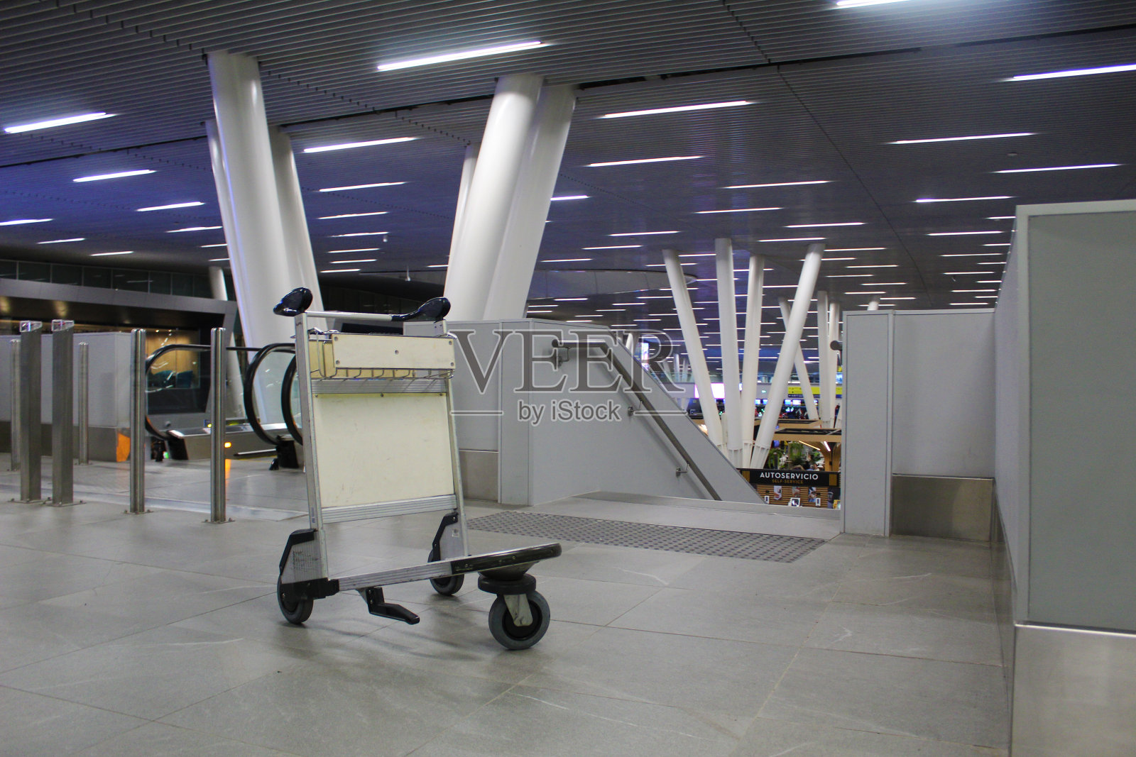 行李推车机场推车手推车照片摄影图片