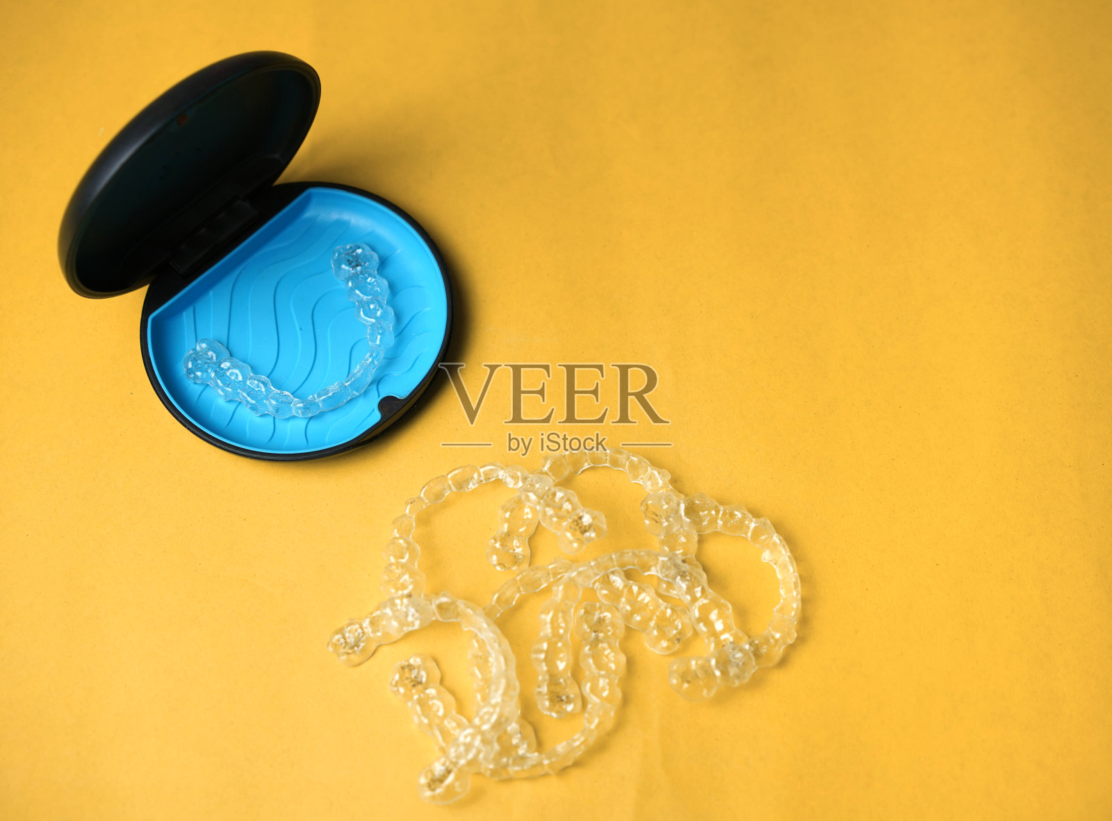 蓝色盒子里的隐形支架照片摄影图片