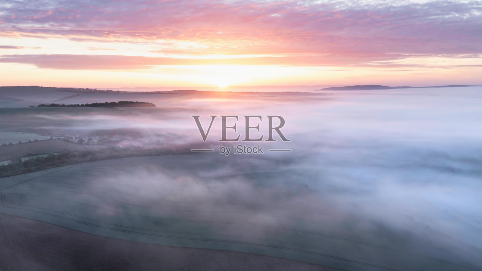 磅礴的无人机景观图像的雾海翻滚在南唐斯英国乡村在春天的日出照片摄影图片