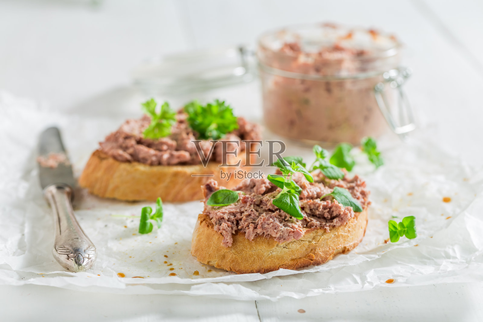 健康美味的意式烤面包配fegatini和欧芹作为零食。照片摄影图片