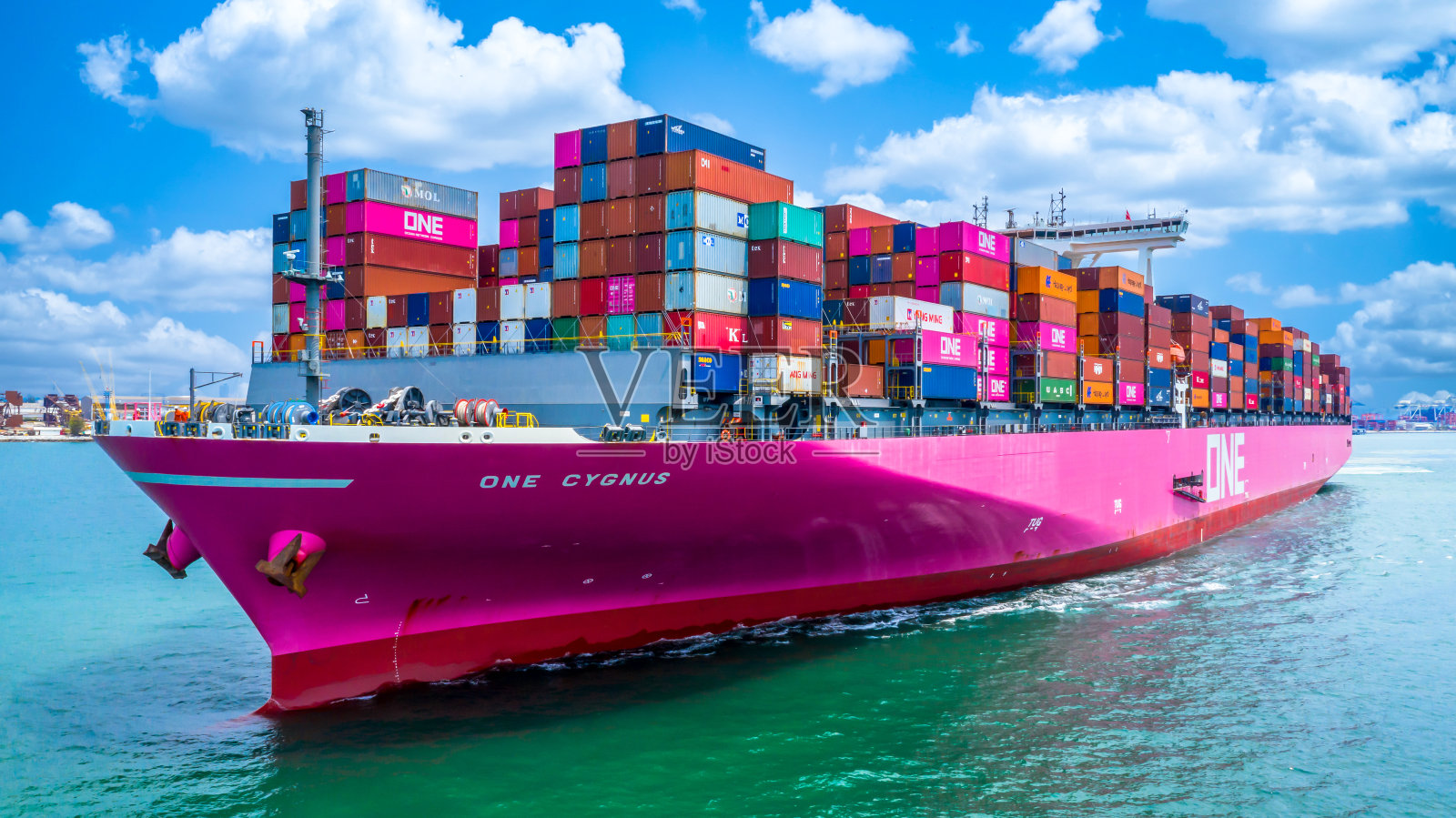 集装箱船全球业务货运进出口物流运输在商业码头海港，集装箱货船货运航运行业公司物流全球。照片摄影图片