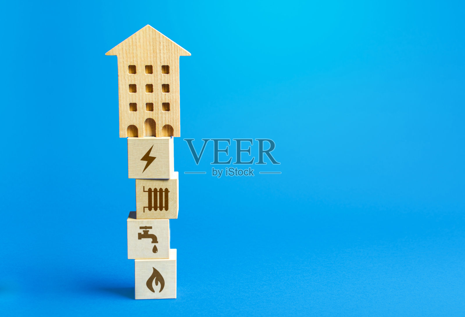 房子的基础设施和服务。电、暖气、水和煤气。智能家居。房屋维护。能源效率。支付水电费。住房标准。价格和成本照片摄影图片